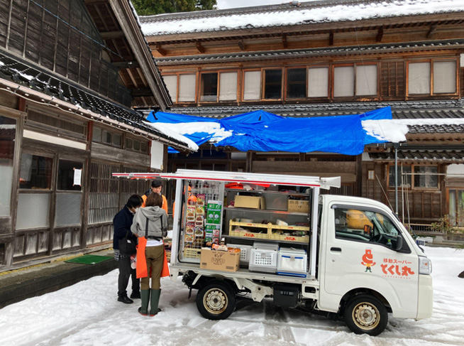移動スーパー「とくし丸」販売風景