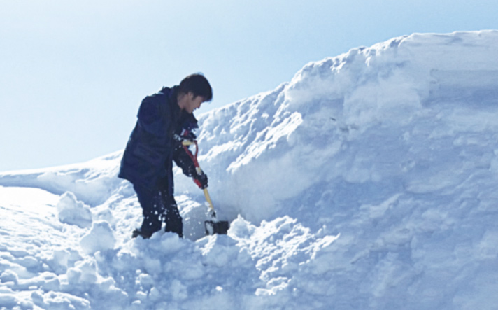 雪室から野菜を取り出す様子