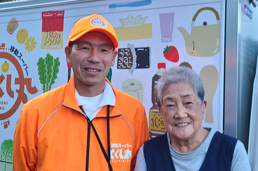 佐藤さんと、とくし丸販売パートナー画像