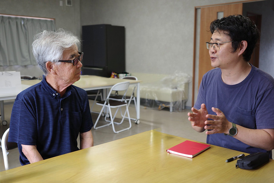 中﨑氏が生産者の方に聞き取りをする様子