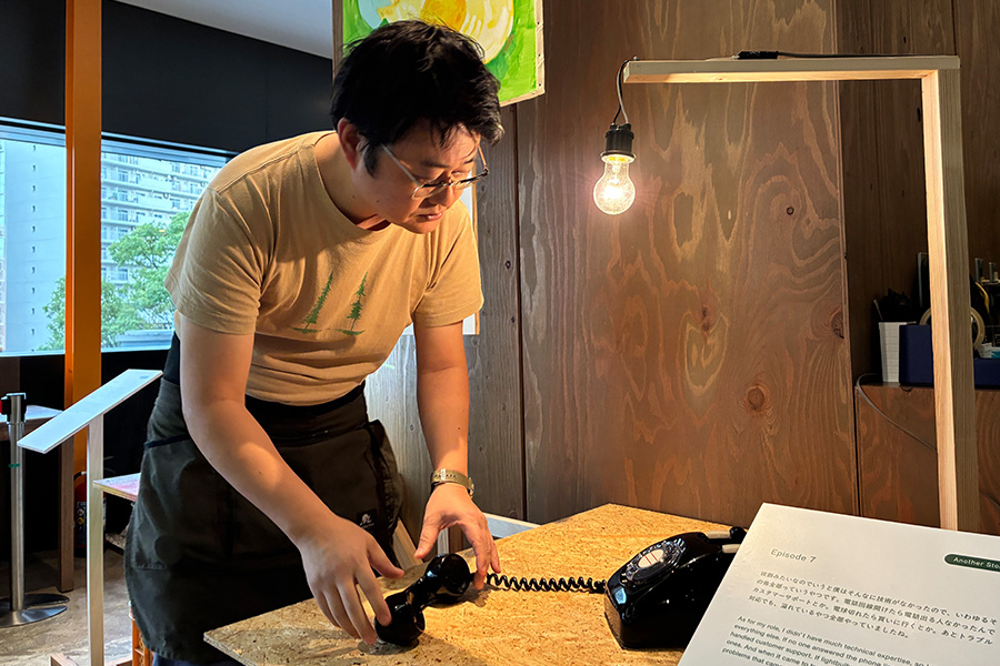 作品を制作する中﨑氏画像