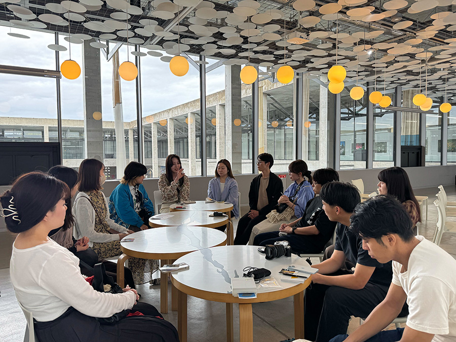 アートを見た後に意見交換をしている様子