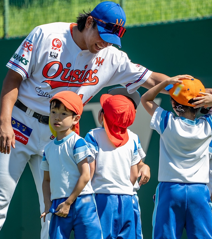 試合前のグラウンドで幼稚園児と交流する様子