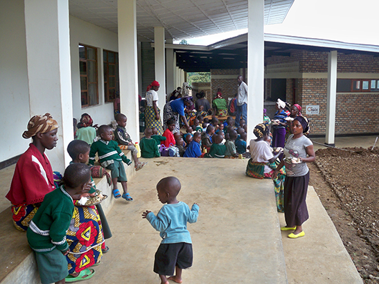 当社の寄付で建設された「給食室」