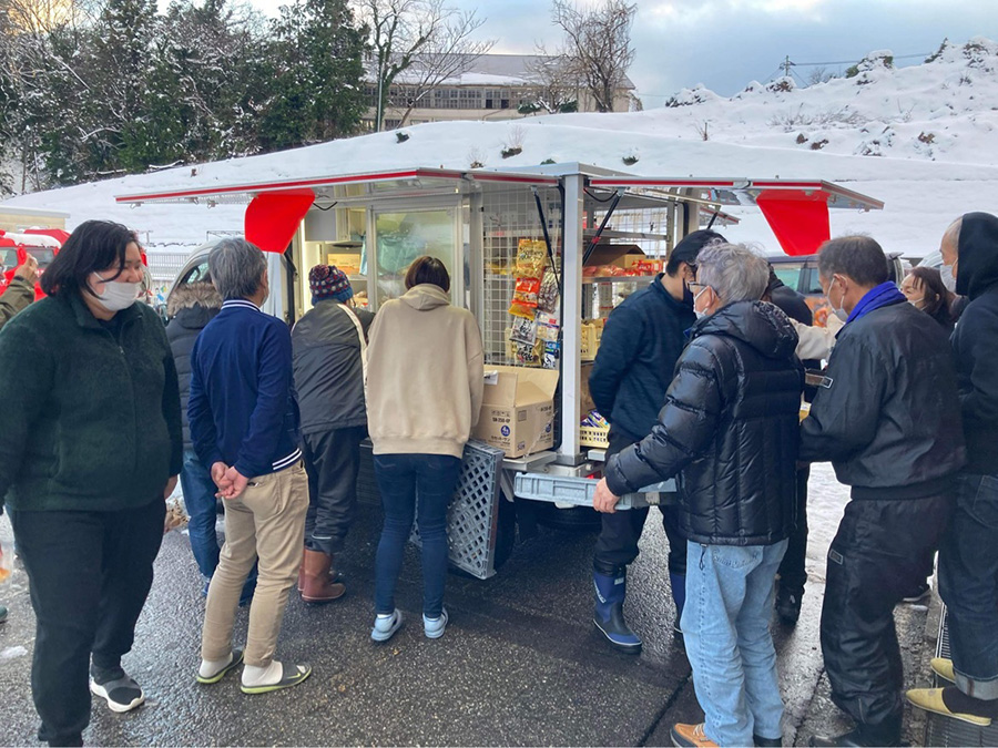 震災直後、当社グループ「とくし丸」による救援物品配布の様子