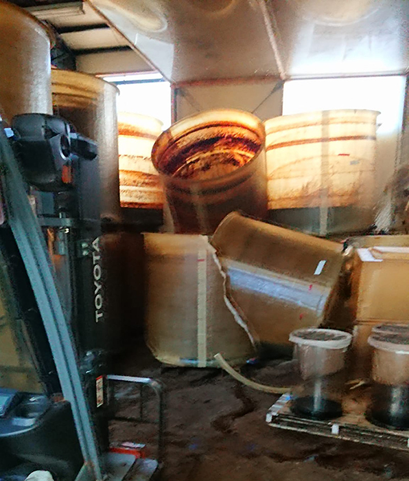 震災で倒壊した能登の伝統調味料「よしる」貯蔵槽の様子