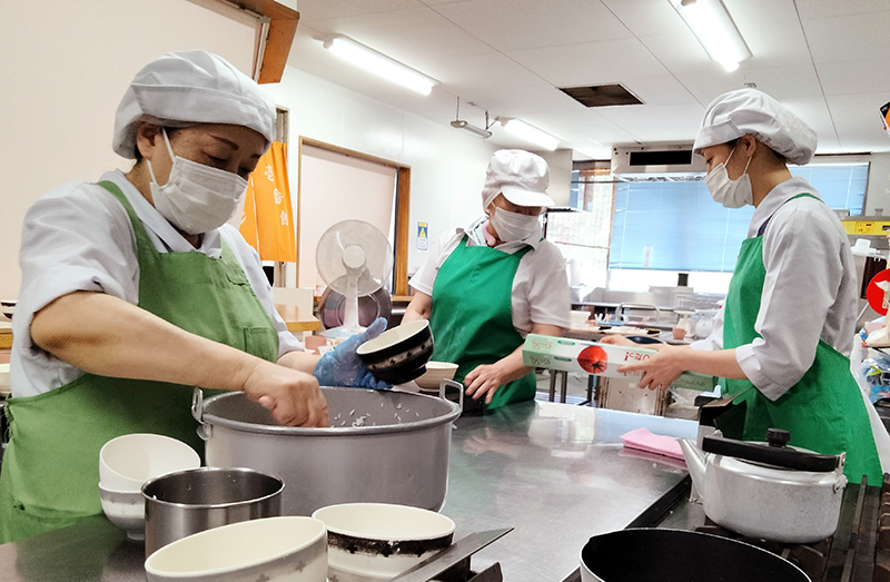 なの花九州 給食提供の様子
