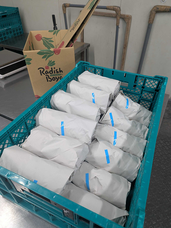 りんごが紙で包まれている様子